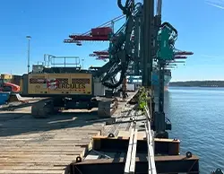 Arbete med spont p&aring;g&aring;r vid Skandiahamnen.