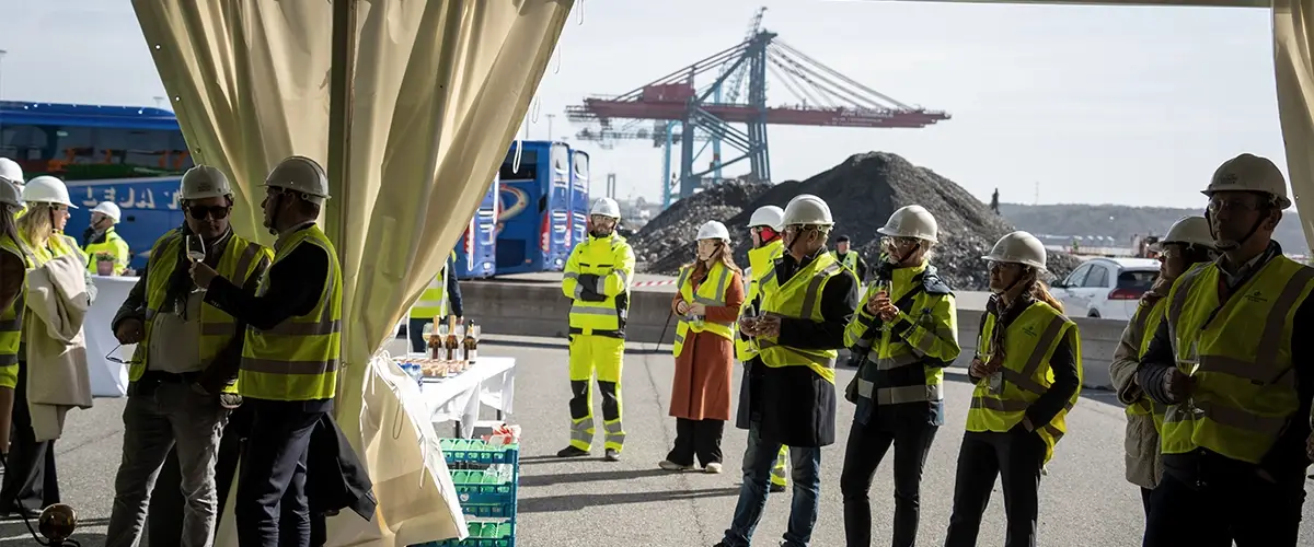 M&auml;nniksor i reflexv&auml;star och hj&auml;lmar Skandiahamnen i G&ouml;teborgs Hamn.