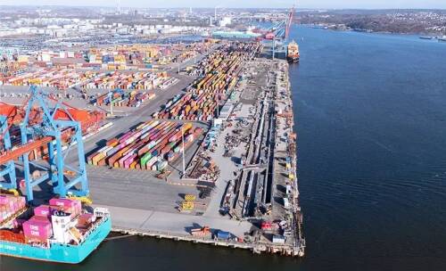 Arbete med spont p&aring;g&aring;r vid Skandiahamnen.