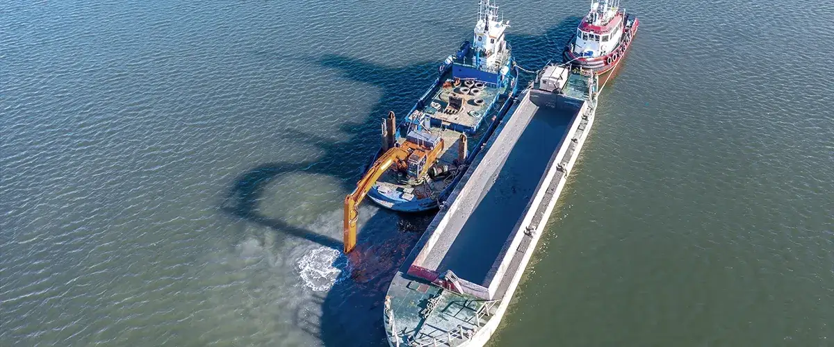 A dredging vessel and a barge for unloading in Gothenburg's fairway.