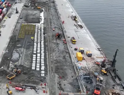 BIld tagen med dr&ouml;nare &ouml;ver kajen i Skandiahamnen.