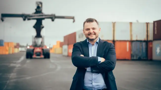 Trailers inkomna med tåg hanteras i Eskilstuna kombiterminal.