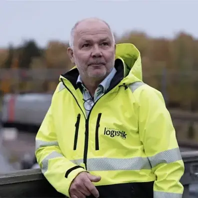 Picture of Per Svensson with the terminal in the background.