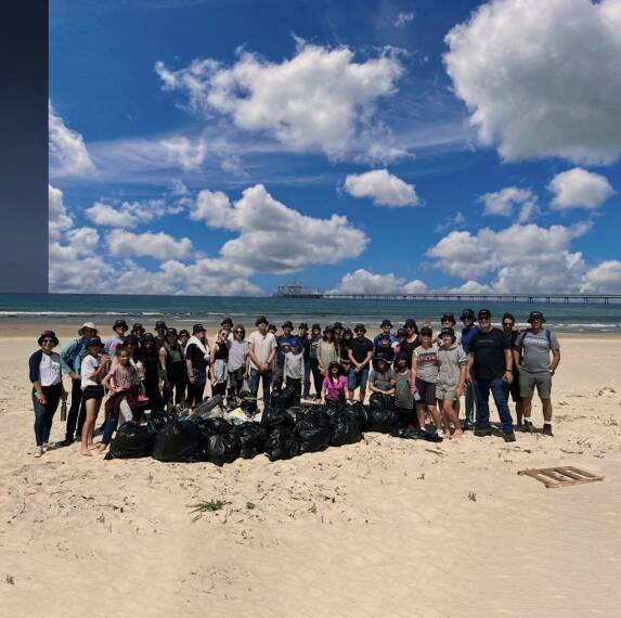 SolarEdge employees attending beach cleanup