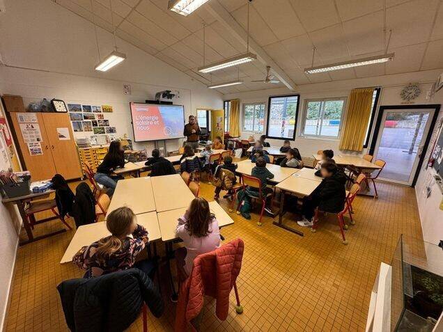 SolarEdge employee volunteering with kids and teaching them about solar energy