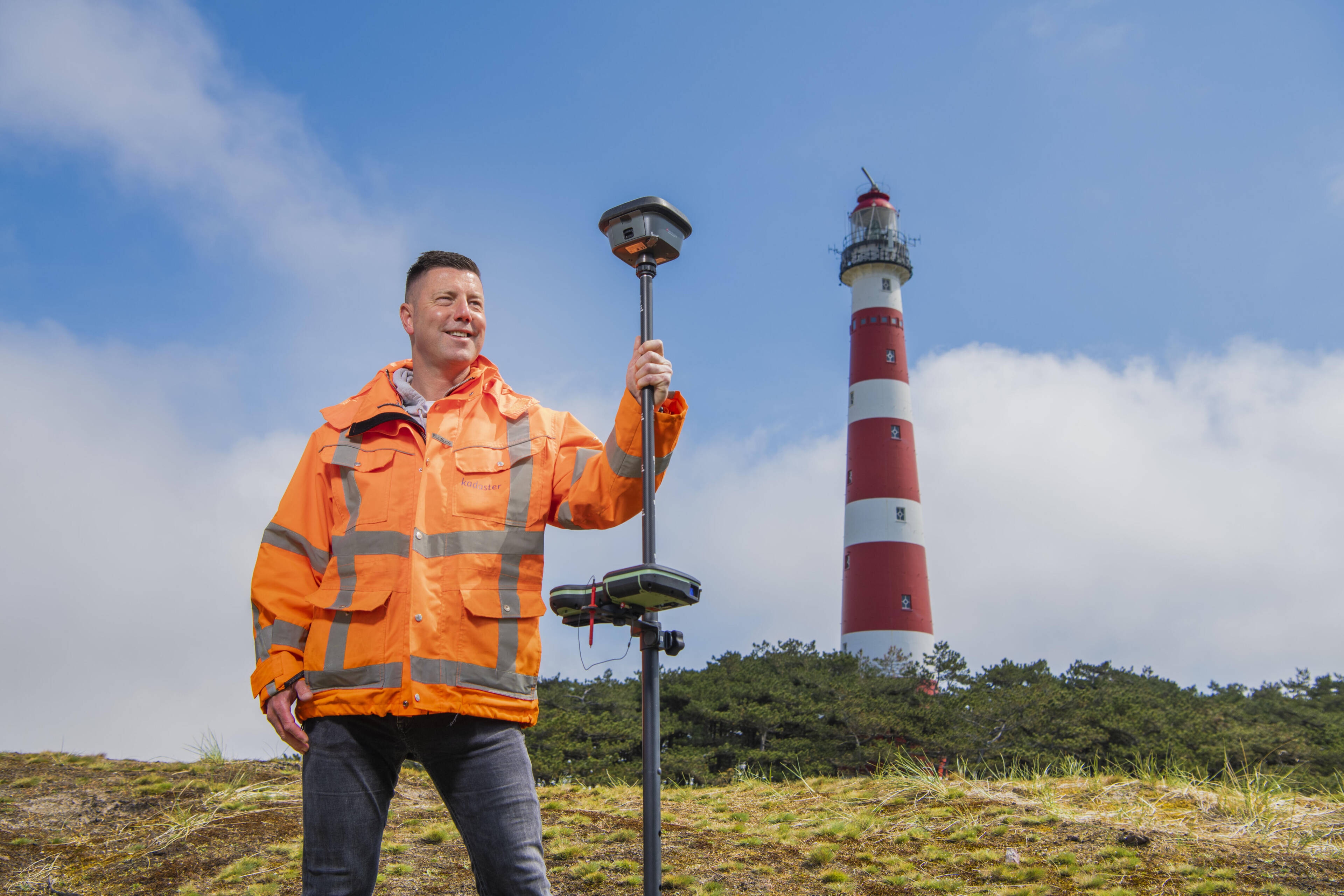 Man met hond voor een flatgebouw