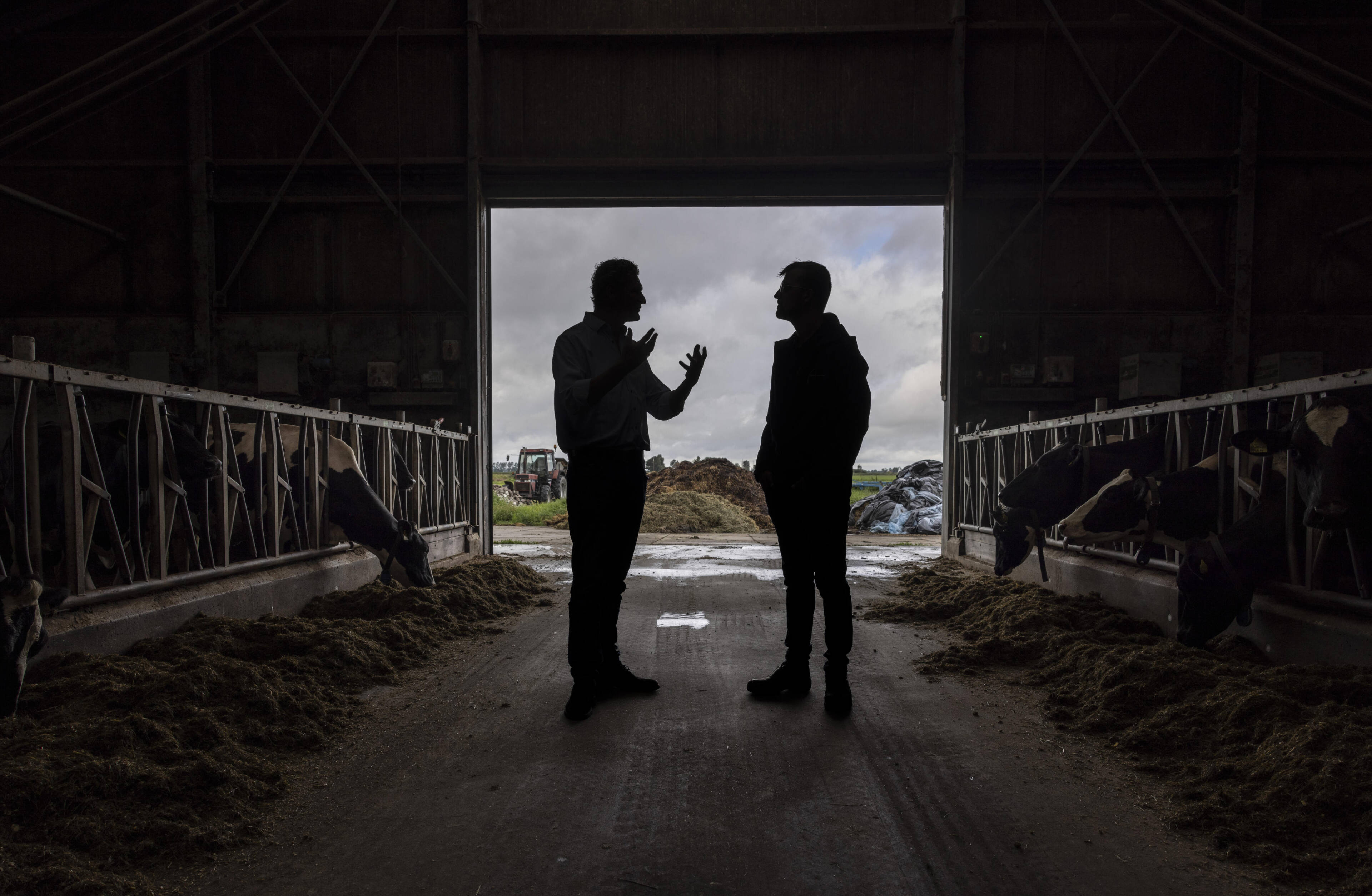 Man op een dak met zonnepanelen