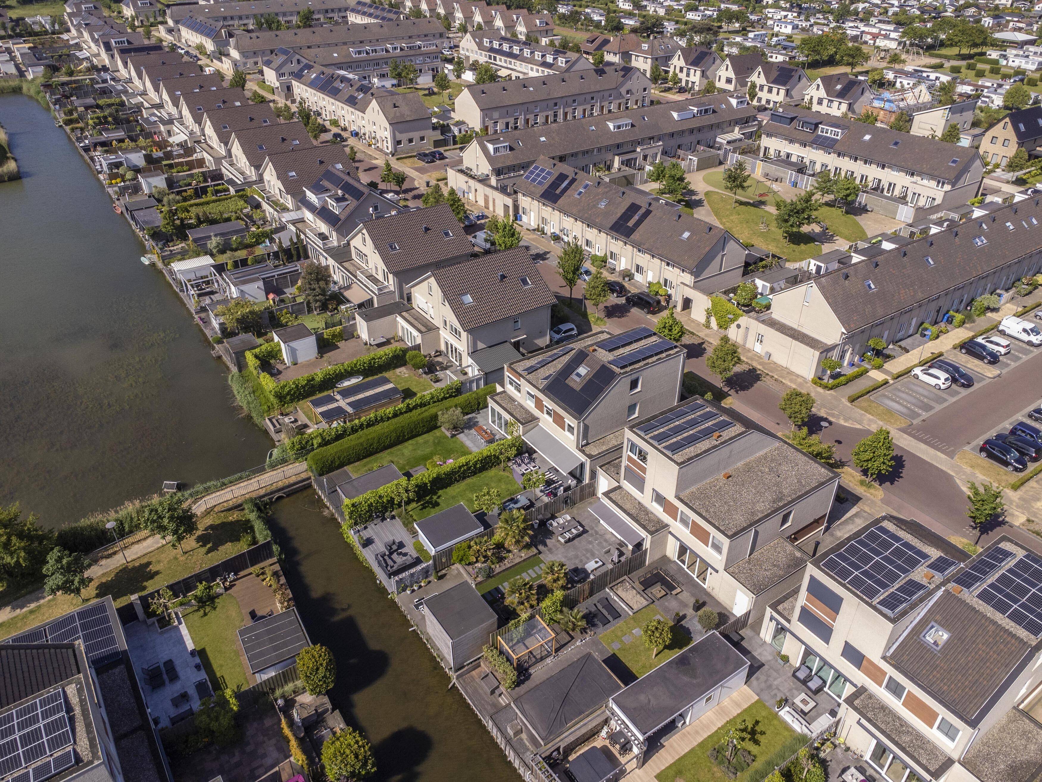 Militairen die kijken naar een kaart.