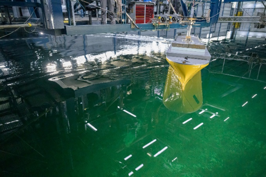 Ship performing a turning circle with active rotors being modelled by the winch system.