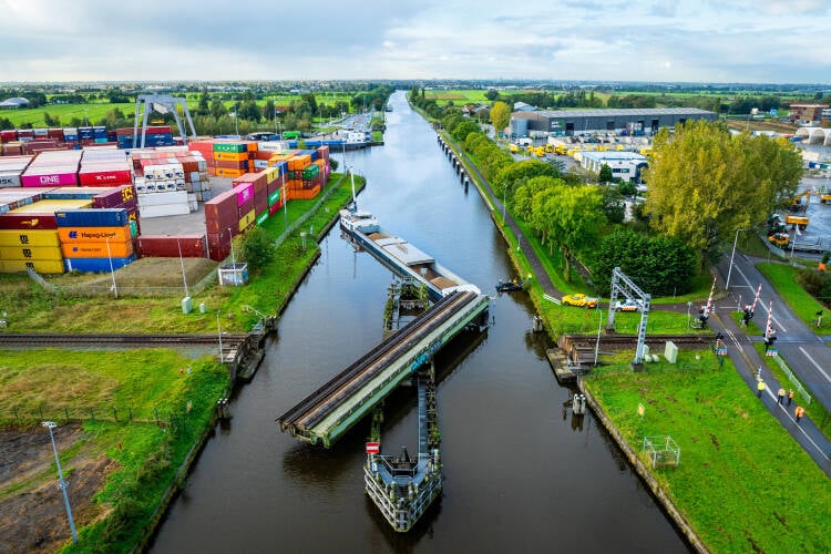 Potential risk
of collisions at
bridge piers
under
scrutiny