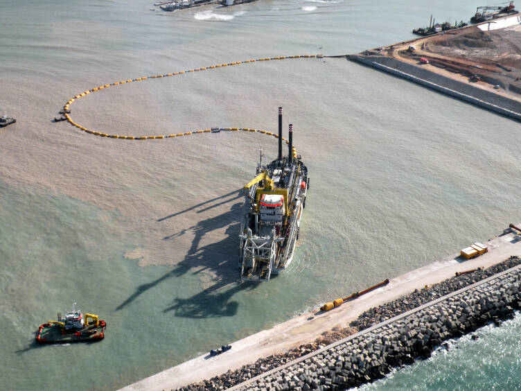CSD Niccolò ­Machiavelli performing dredging operations in Molfetta, Italy.