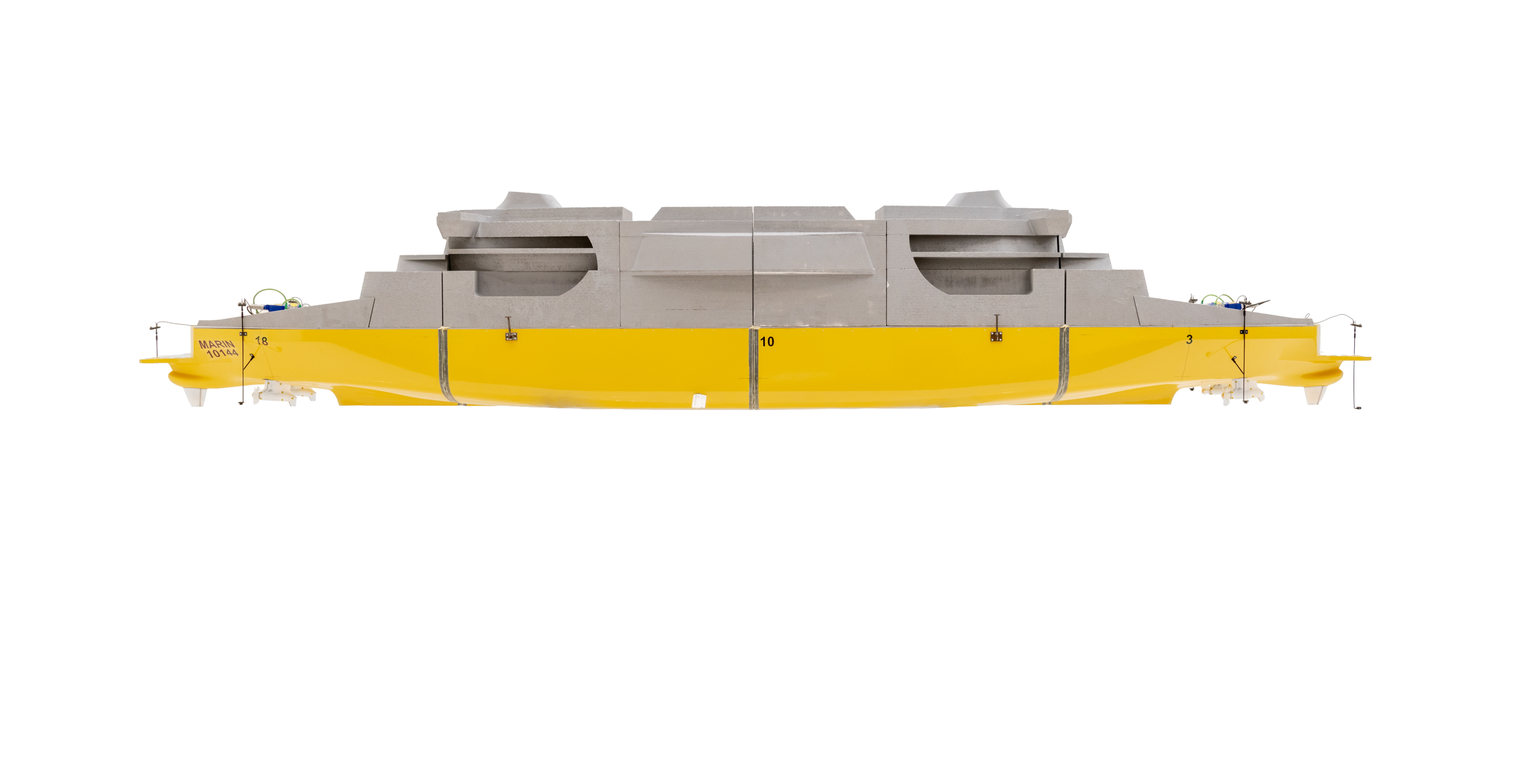 A scale model for hydrostructural investigation