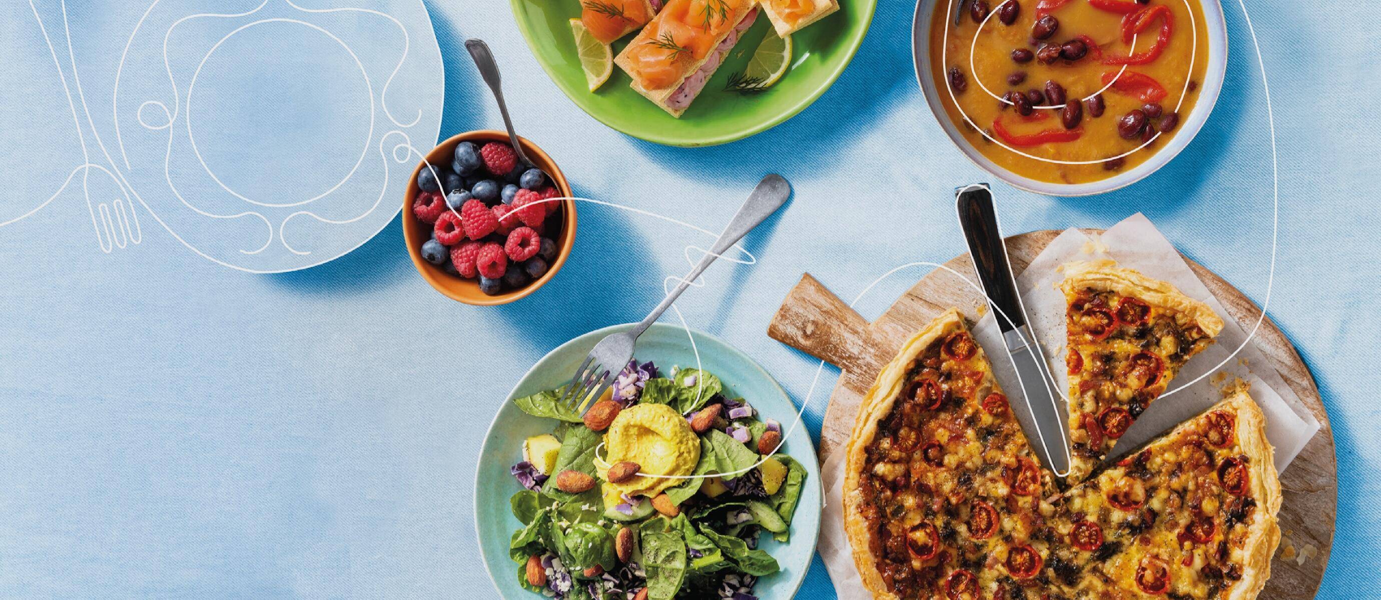 Banner met Albert Heijn sfeerbeeld met mensen aan een tafel vol met eten.
