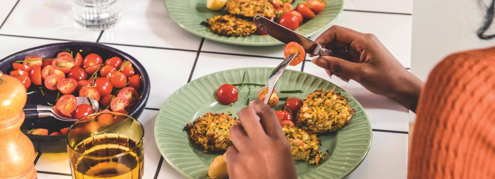 jongen aan tafel met een bord eten voor z'n neus