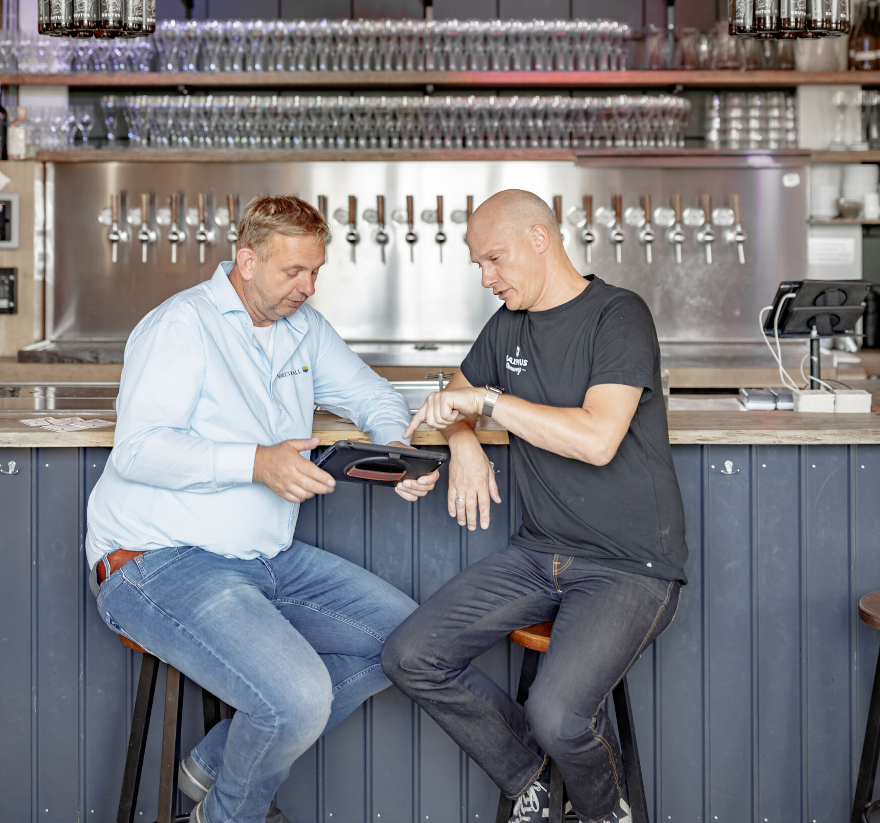 foto van 2 mannen aan een bar