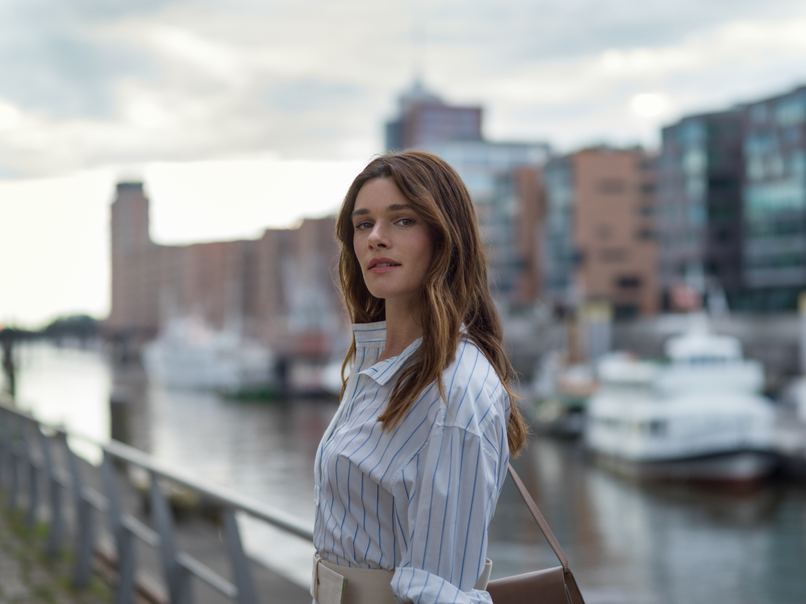 Foto van vrouw bij kade