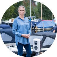 Foto van vrouw bij laadpaal
