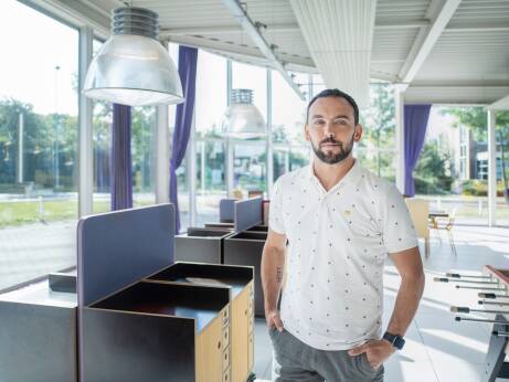 Foto van man in kantoor