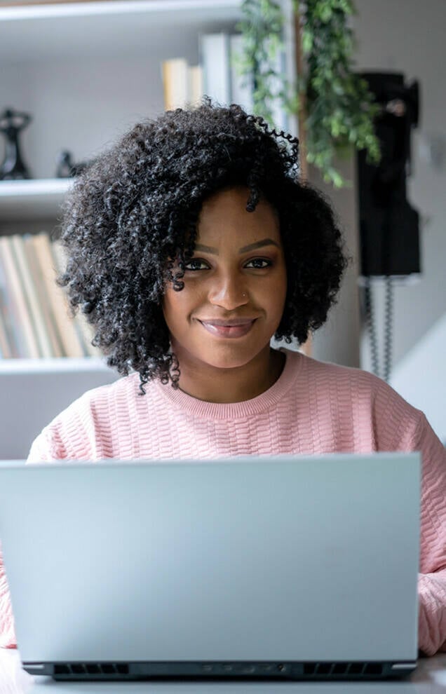 Vrouw achter laptop