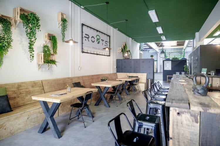 Kantine met houten tafel