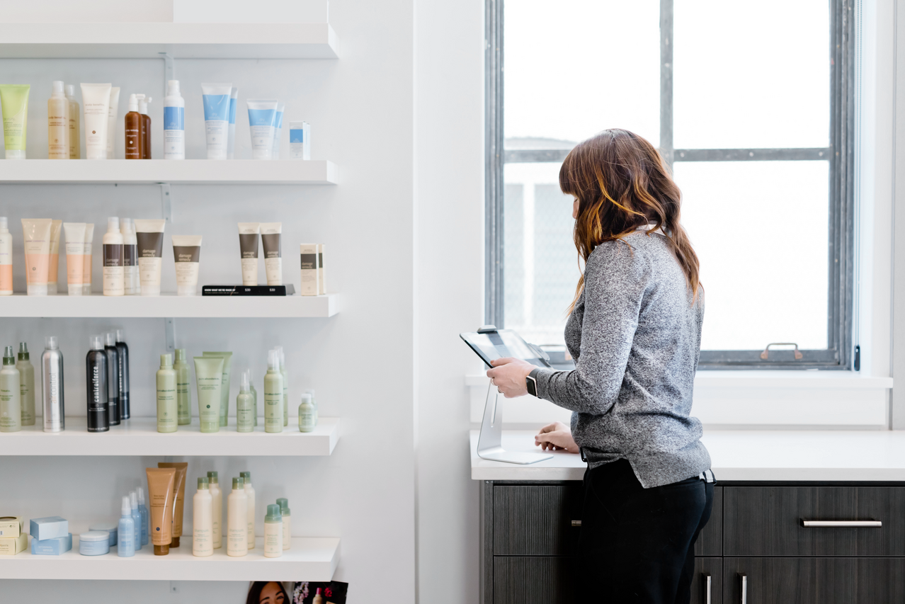Vrouw met tablet in beautysalon