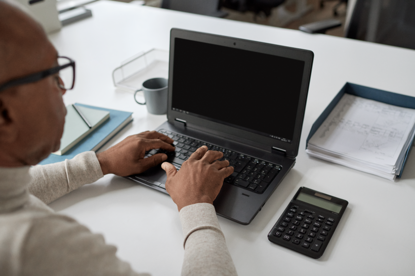 Man achter laptop