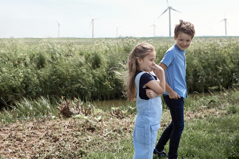 man en vrouw staan in grasveld