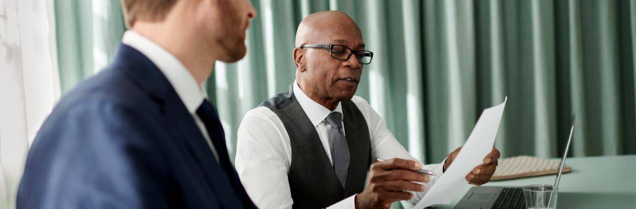 2 mannen kijken naar document