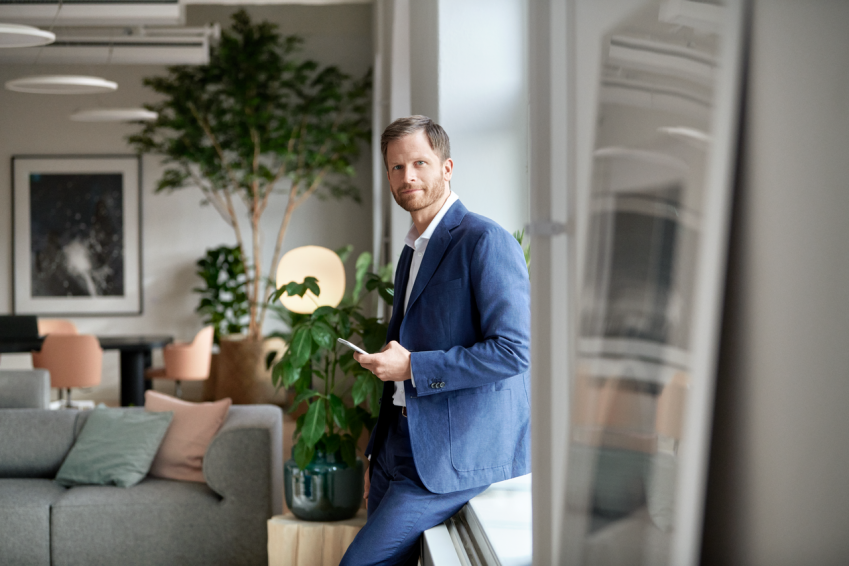 Man met telefoon in hand