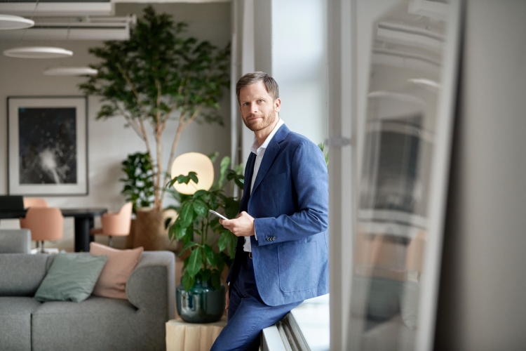 Man met telefoon in hand