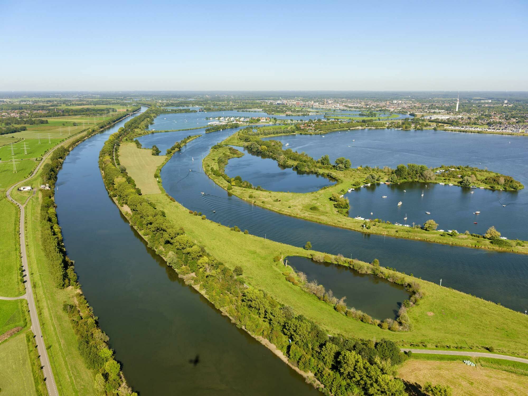 Luchtfoto van de Urkervaart, met rechts akkers en links bebouwing