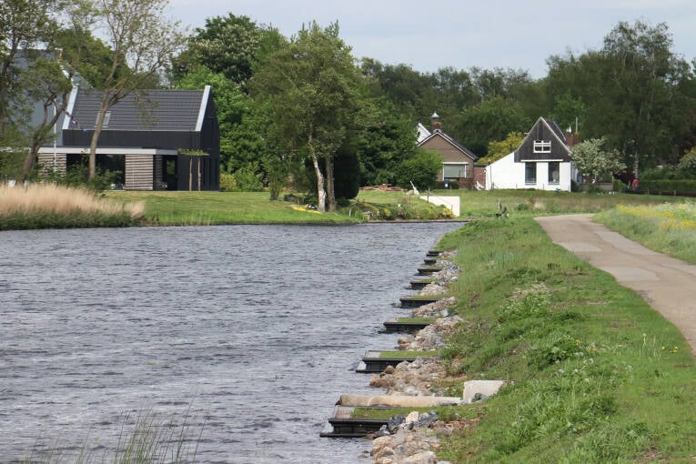 2 mensen vissen aan de vaart