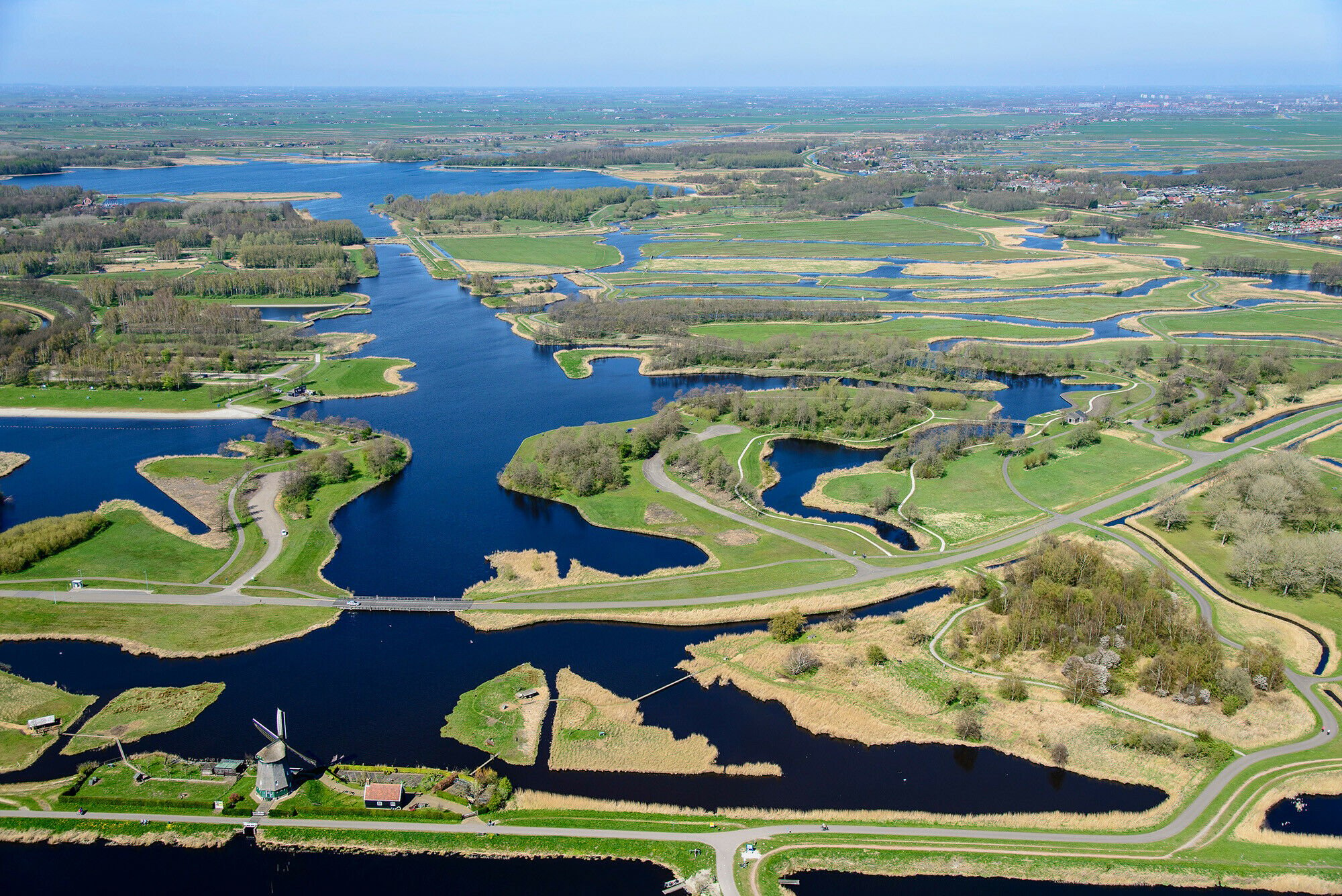 Luchtfoto van de Urkervaart, met rechts akkers en links bebouwing