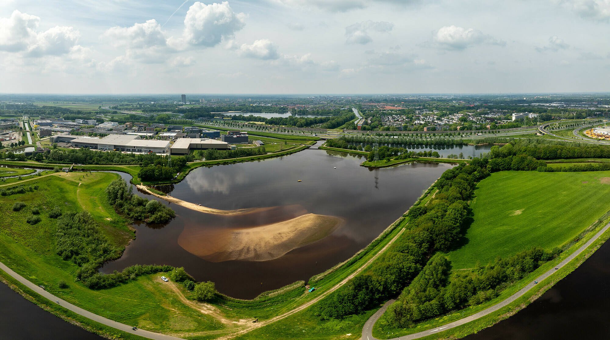 Luchtfoto van de Urkervaart, met rechts akkers en links bebouwing