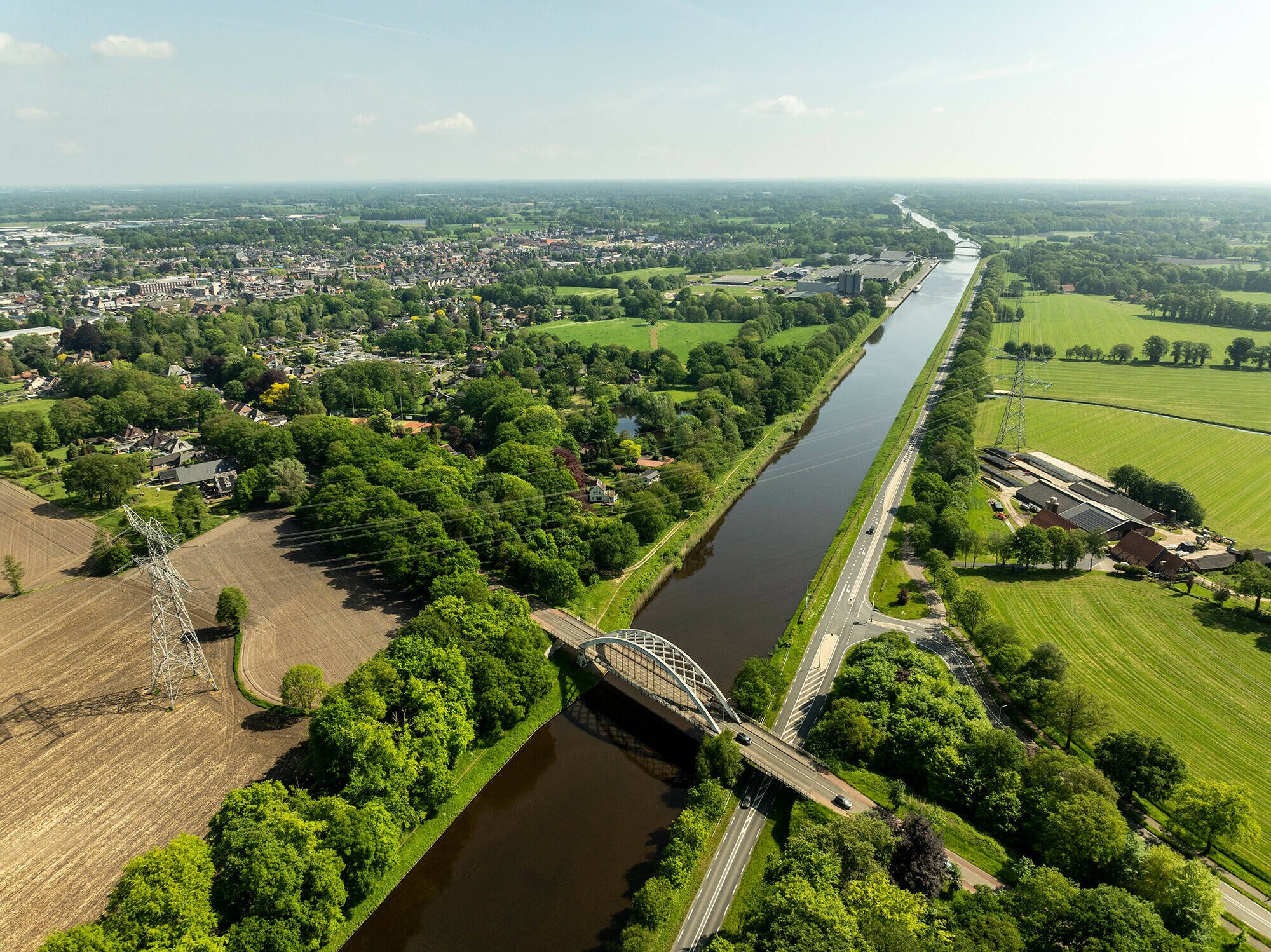 Luchtfoto van de Urkervaart, met rechts akkers en links bebouwing