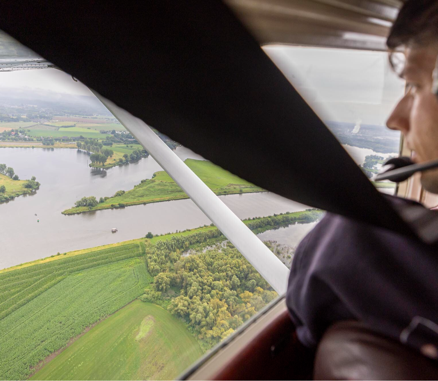 pontveer vaart over rivier