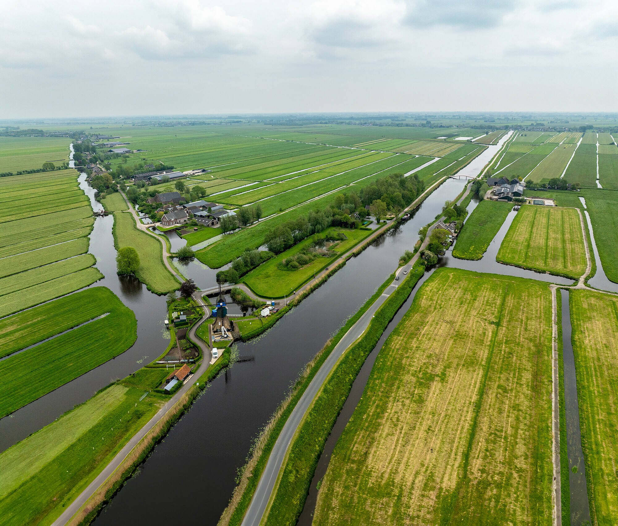 Luchtfoto van de Urkervaart, met rechts akkers en links bebouwing