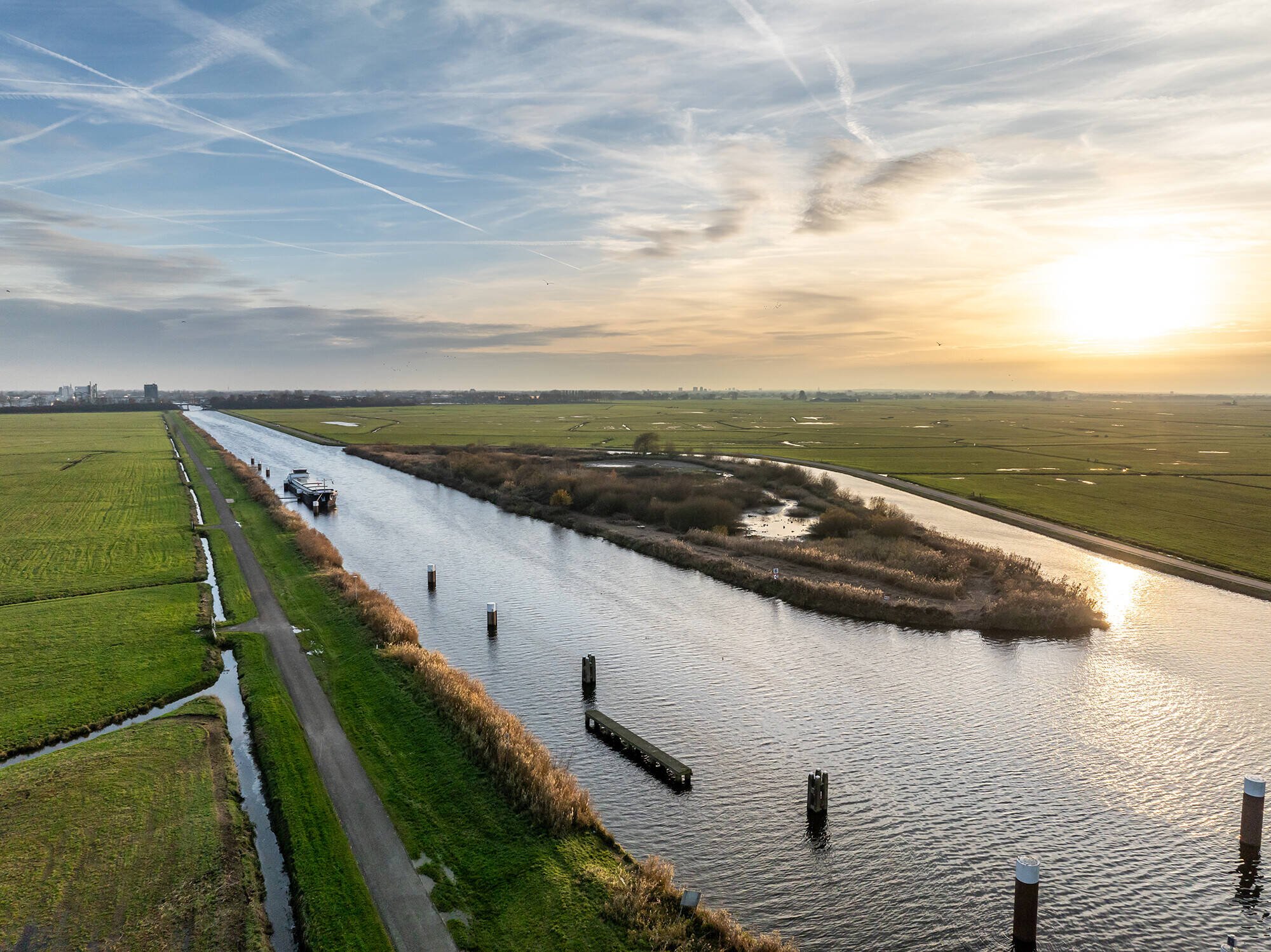 Luchtfoto van de Urkervaart, met rechts akkers en links bebouwing