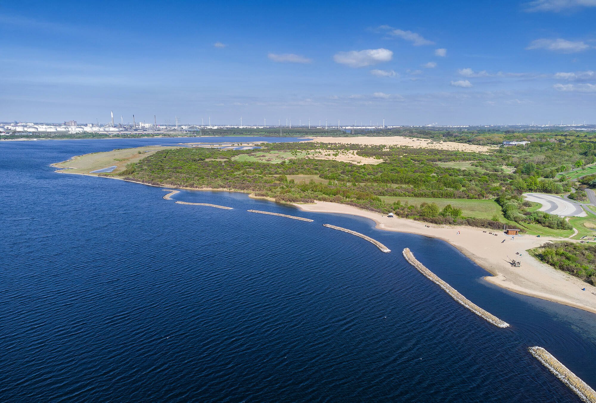 Luchtfoto van de Urkervaart, met rechts akkers en links bebouwing