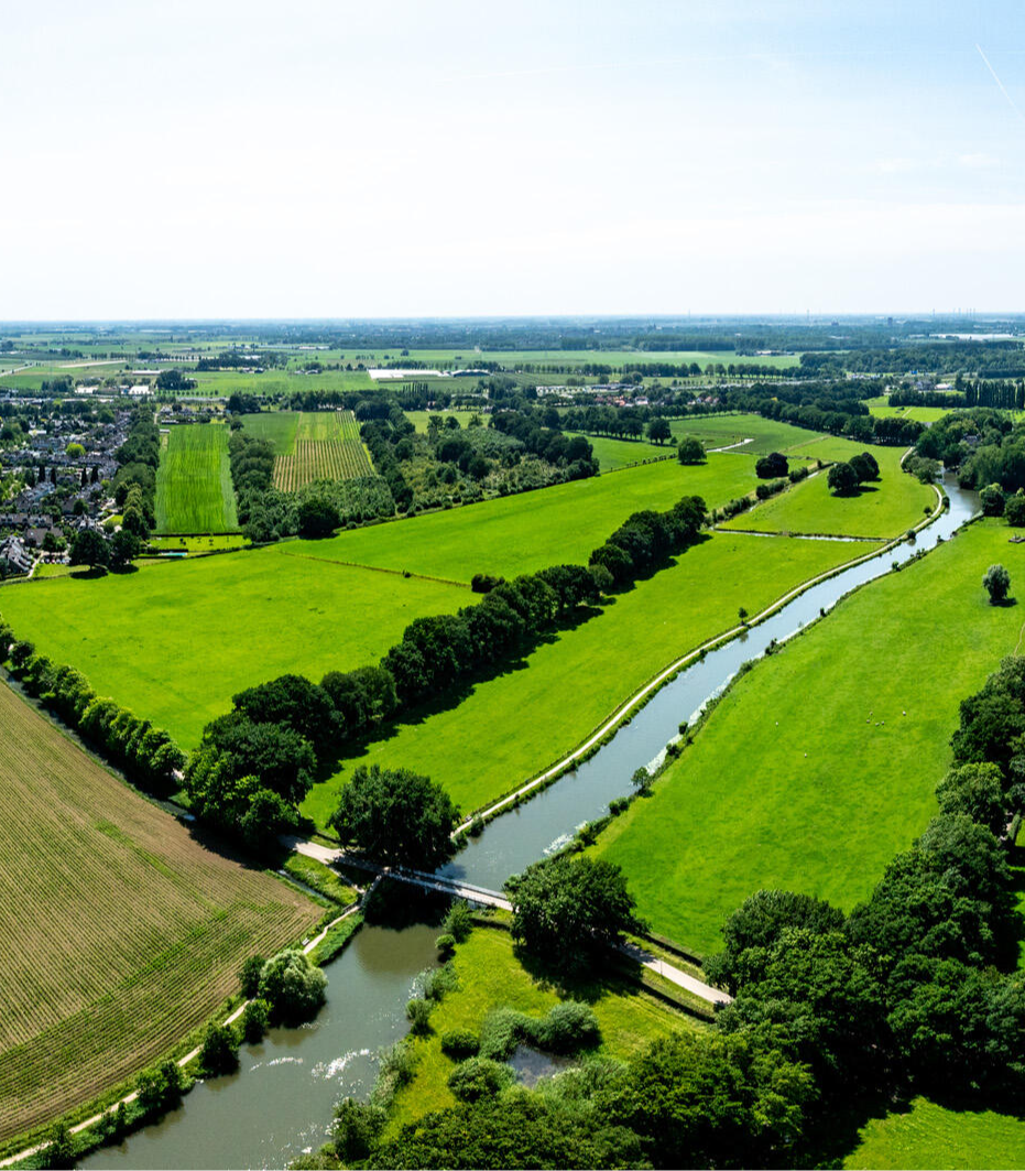 Luchtfoto van de Urkervaart, met rechts akkers en links bebouwing