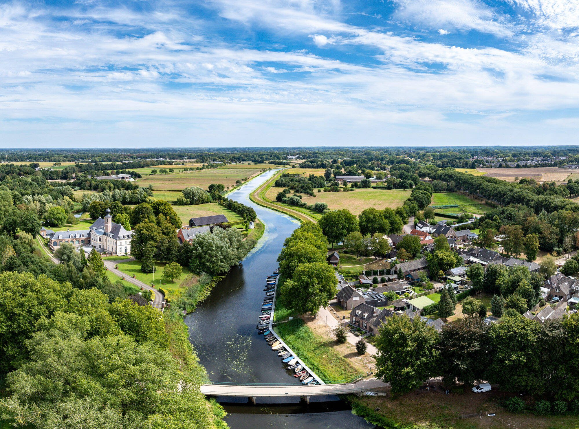 Luchtfoto van de Urkervaart, met rechts akkers en links bebouwing