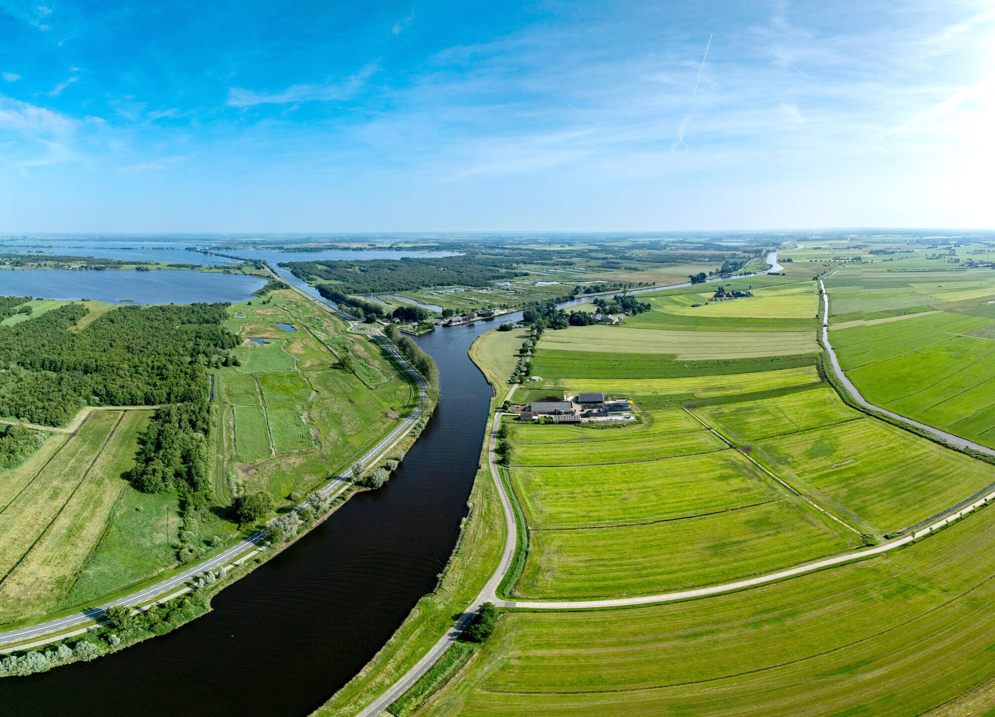 Luchtfoto van de Urkervaart, met rechts akkers en links bebouwing