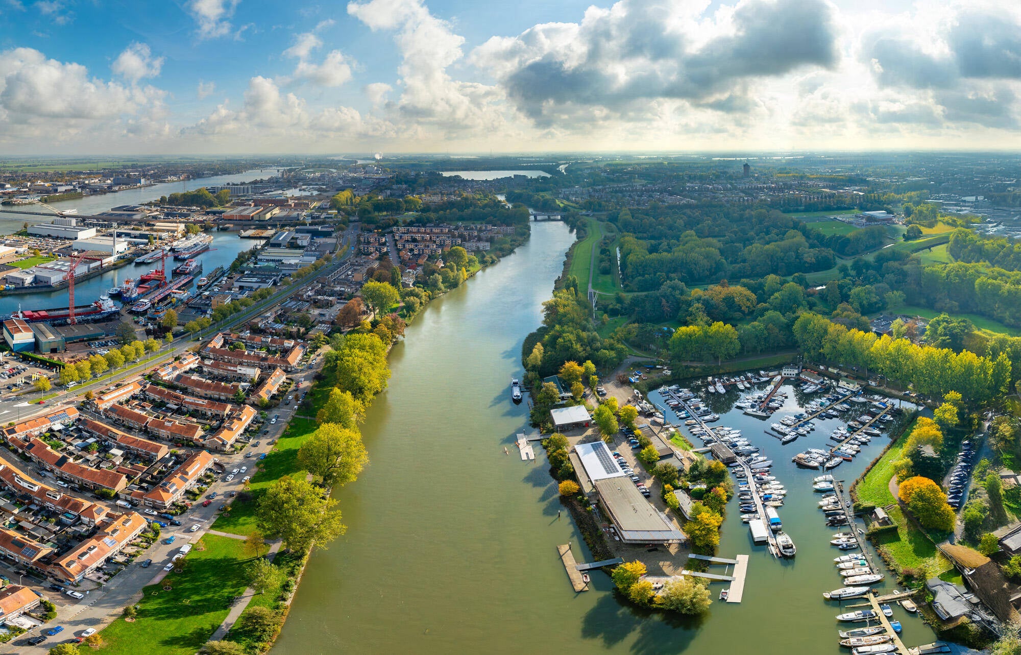 Luchtfoto van de Urkervaart, met rechts akkers en links bebouwing