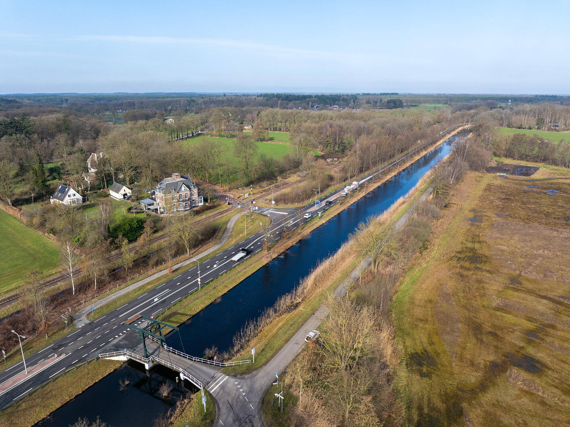 Luchtfoto van de Urkervaart, met rechts akkers en links bebouwing