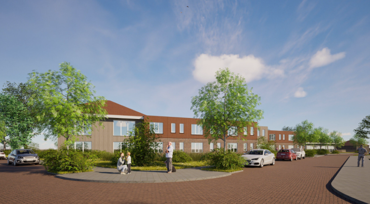 Foto van een oudere mevrouw in een rolstoel. Ze kijkt lachend naar de zorgmedewerker die haar duwt.