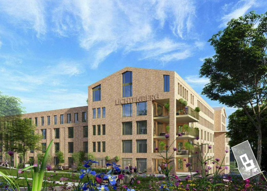 Foto van een oudere mevrouw in een rolstoel. Ze kijkt lachend naar de zorgmedewerker die haar duwt.