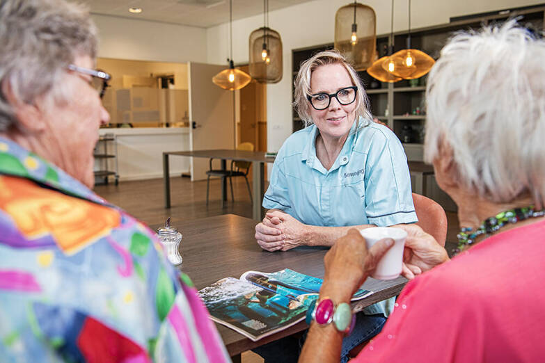 Foto van 5 vrouwelijke werknemers van beweging 3.0 die lachend de camera in kijken