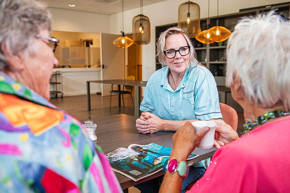 Foto van 5 vrouwelijke werknemers van beweging 3.0 die lachend de camera in kijken