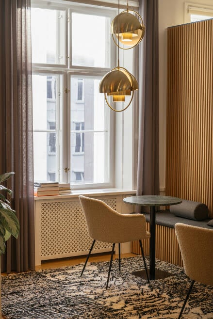 Indretning af lounge på kontor i Jeudans ejendom på Bredgade 34