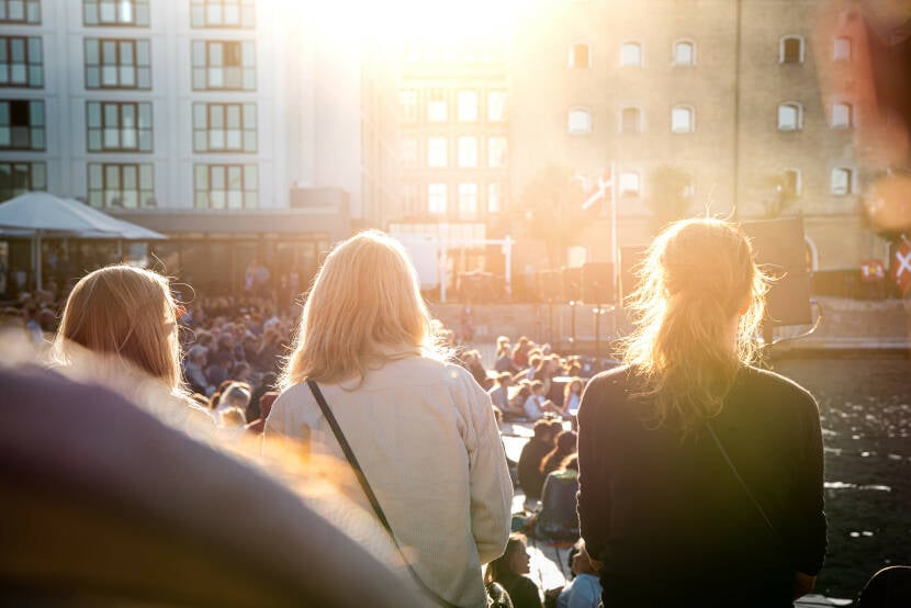 God stemning og stor forsamling af mennesker til arrangement på Ofelia Plads i København K